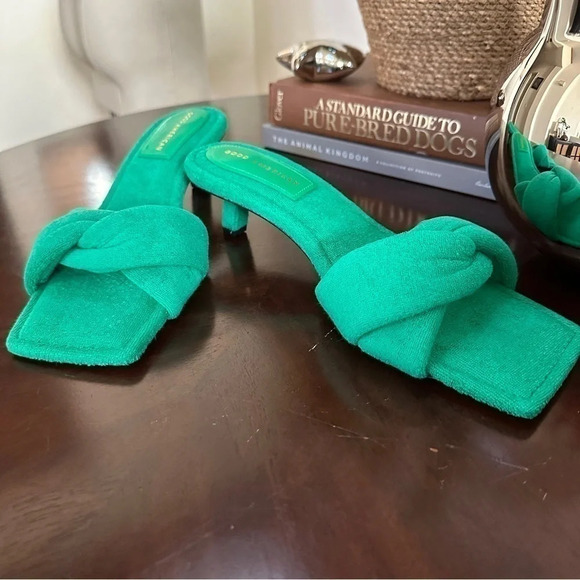 Good American Slides in Grass Green Terrycloth - NWT - Size 10 - Picture 3 of 4